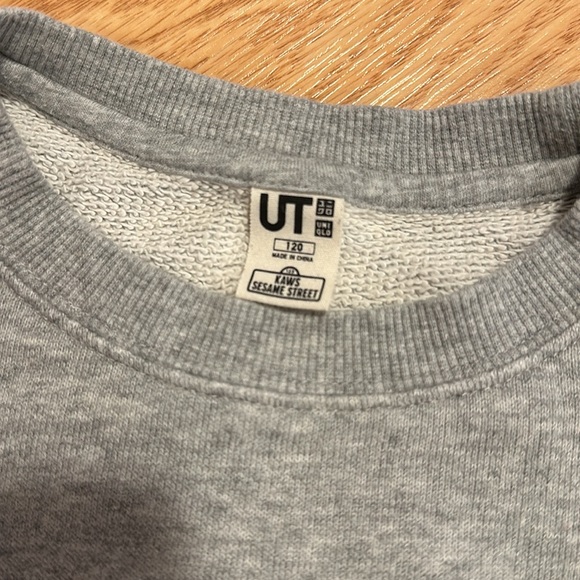 Uniqlo x KAWS Kids Sweatshirt - Picture 2 of 3